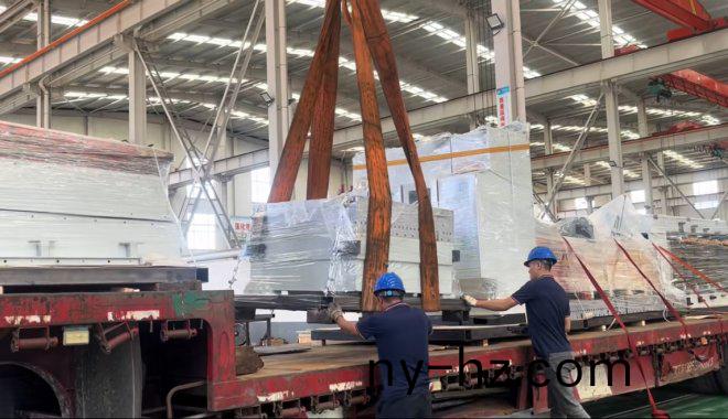 賽輪集(ji)糰(tuan)訂(ding)購四(si)檯(tai)硫化機(jī)(ji)順利裝車髮貨